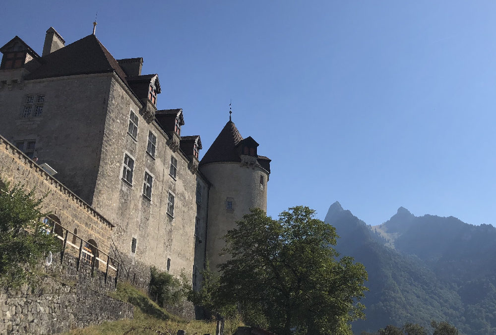 Jouer de la flûte à bec dans un lieu historique